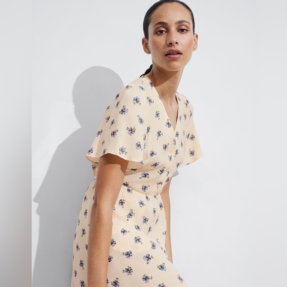 Like New Flutter-Sleeve Midi Dress (US 4 -EUR 36) - Like New! - Picture 5 of 6